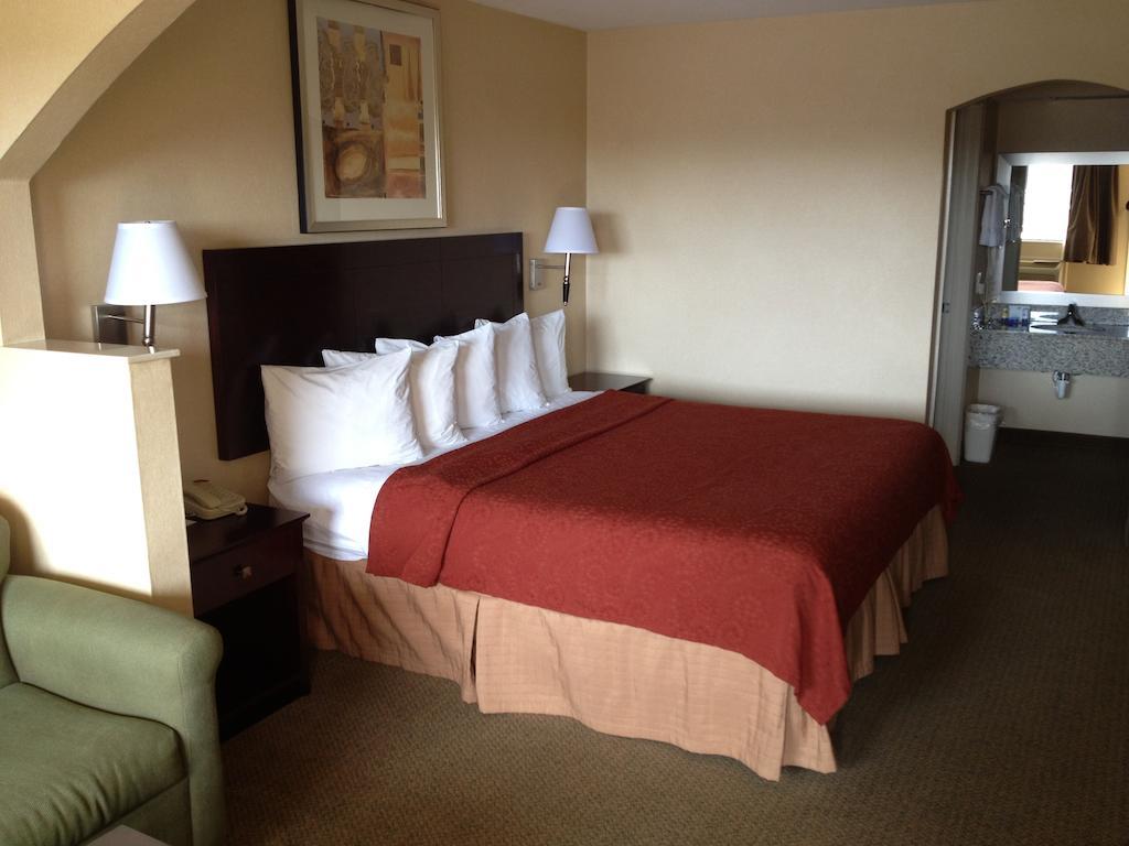Quality Inn Carthage Room photo